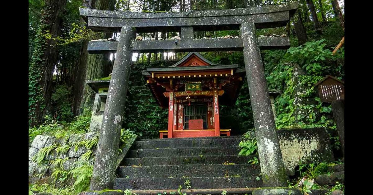 Have a Quiet Trip to a Traditional Japanese Shrine